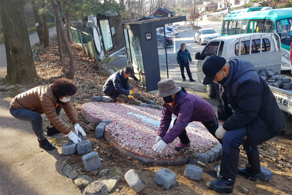 미산면 ‘이웃사촌’이 ‘2020년 하반기 연천군 희망마을 주민제안 공모사업’으로 진행한 버스대기소 주변 환경개선을 위한 아트조경 사업 완료./Ⓒ연천군청