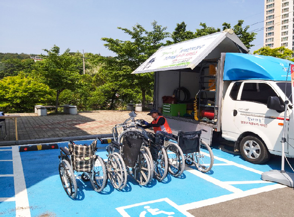 진주시에서는 전동스쿠터와 전동휠체어 등 장애인보장구를 이용하는 장애인 대한 이동권을 보장하기 위해 장애인보장구 안전보호기 설치 지원사업을 추진한다./ⓒ진주시