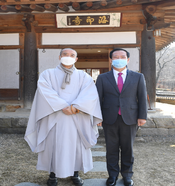 ​거창군은 감악산 정상에 테마 관광지를 조성하기 위해 해인사를 방문, 사업계획과 토지사용 협의를 위한 간담회를 개최했다./ⓒ거창군​