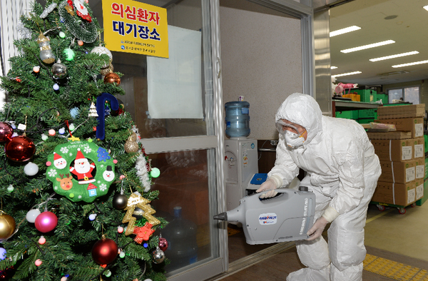 지난 23일 창녕군장애인근로사업장에서 한정우 창녕군수가 코로나19 확산예방을 위해 직접 방역·소독 모습./ⓒ창녕군