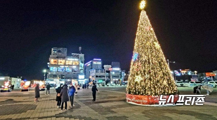 [보령=뉴스프리존] 박성민기자= 성탄절인 25일 밤, 항상 많은 사람으로 북적대던 충남 보령시 대천해수욕장 머드광장이 올해는 코로나19로 인해 소수의 사람만 모여 성탄절의 밤을 보내고 있다./ⓒ박성민기자