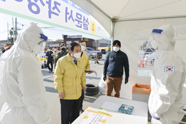 성탄절 연휴를 반납하고 임시선별소를 방문해 관계자들을 격려하고 코로나19 방역현장을 점검하고 있는 박윤국 포천시장./Ⓒ포천시청