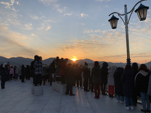 하동군은 코로나19 확산 방지를 위해 하동지역의 새해 해맞이 행사를 전면 취소한다.(하동공원 전년도해맞이)/ⓒ하동군