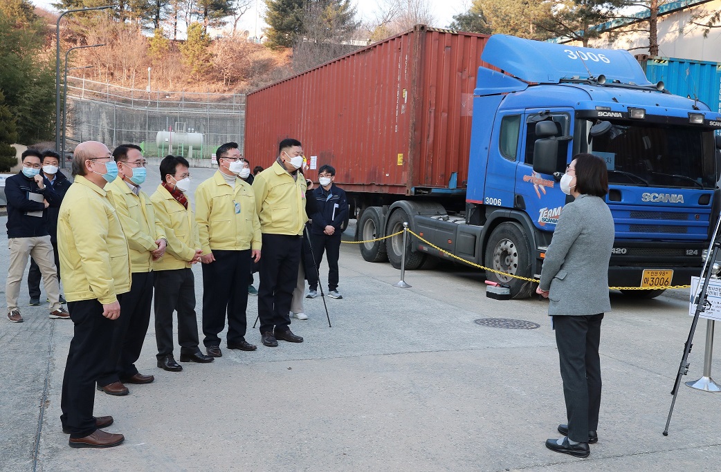 대전시는 29일 새벽 한국원자력연구원에 보관 중인 중·저준위 방폐물 240드럼을 경주 처분장으로 반출했다./ⓒ대전시