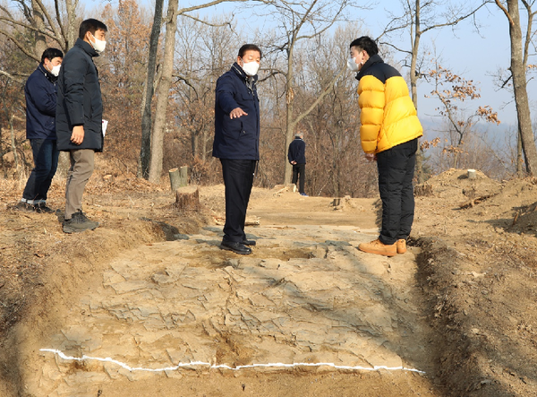 함안군은 함안면 북촌리 비봉산 정상부에서 조선시대 함안 사직단(社稷壇)을 발견했다./ⓒ함안군