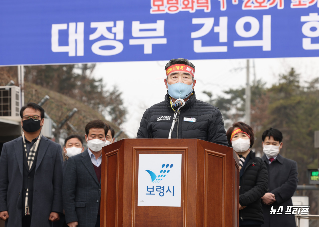 김동일 시장은 29일 보령화력본부 정문 앞에서 보령화력 1·2호기 조기 폐쇄 관련 현장 기자회견을 갖고 국가 에너지정책 변화로 직면한 지역 위기를 지역 발전 동력으로 활용할 수 있도록 정부와 충청남도에 건의했다.©뉴스프리존