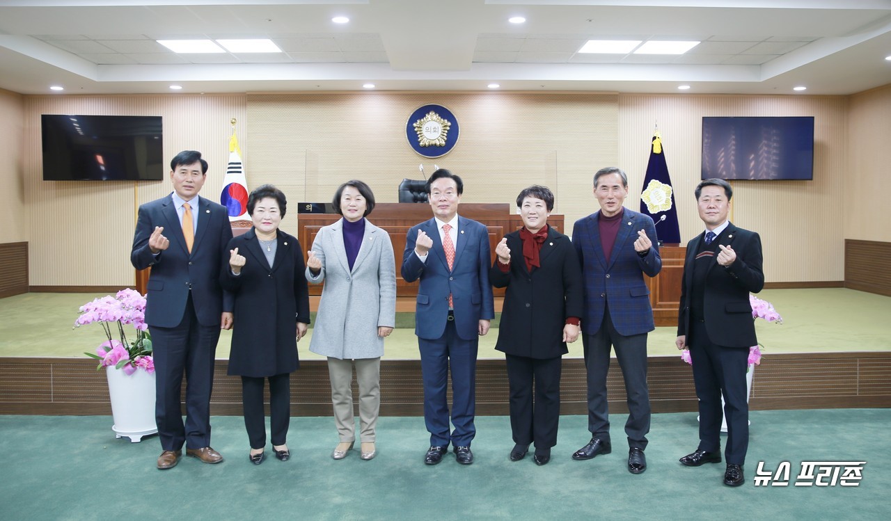 충남 청양군의회는 2020년 의정활동에 대해 ‘복리증진에 적극적인 노력을 기울인 한해였다’며 파이팅을 하고 있다.Ⓒ청양군의회