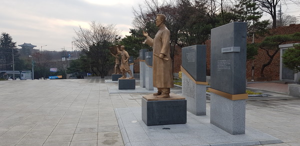 ‘대구 역사의 길 조성사업’ 일환으로 항일독립운동기념탑 좌우에 세워진 6개의 조형물/ 광복회 대구시지부