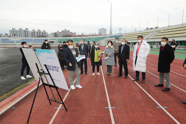 고성군 체육 및 문화단체 관계자들과 함께 고성군종합운동장 전광판, 조명탑 준공 현장을 시찰했다. /ⓒ고성군