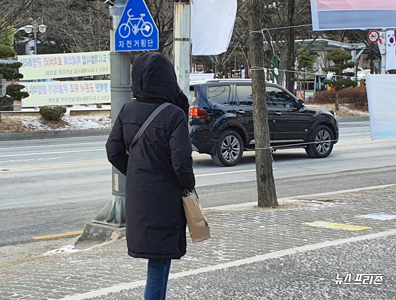 2021년 신축년 새해를 이틀 앞둔 30일 오전, 대전 서구는 아침 최저기온 -8도로 본격적인 한파가 찾아와 출근길 복장이 롱패팅이나 두터운 모자달린 옷으로 확연히 달라졌다. 사진은 이날 출근길에서 한 여성이 모자달린 롱패딩을 입고 바쁜 걸음을 내딛는 모습./ⓒ이현식 기자