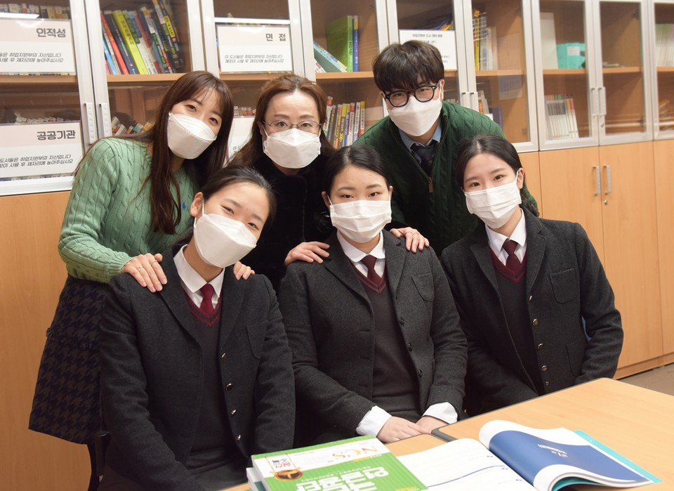 대전여자상업고등학교(교장직무대행 조중택)는 지난 24일 3학년에 재학 중인 유예진, 박지현, 조수민 3명의 학생이 각각 한국전력기술, KT&G, 한국국제협력단(KOICA)에 최종 합격했다. 사진은 공공기관에 합격한 학생들과 담임선생님 모습./ⓒ대전시교육청