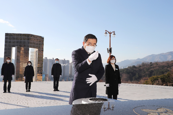 허성무 창원시장이 순국선열과 호국영령에 대한 참배를 시작으로 2021년 신축년 시정을 시작했다./ⓒ창원시