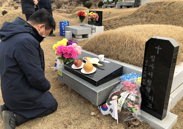 4,7경기도의원 보궐선거에 출마하는 구리시 신동화 예비후보가 3일, 신축년 새해를 맞아 고 서형렬 전의원의 묘소를 참배하며 고인의 정치적 유지를 받들 것을 다짐하고 있다./Ⓒ신동화선거캠프