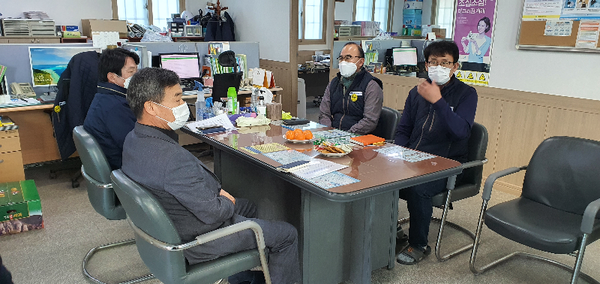 통영시는 통영시 내 생활폐기물 수집·운반 대행업체를 방문해 환경미화원 및 관계자들을 격려했다. /ⓒ통영시