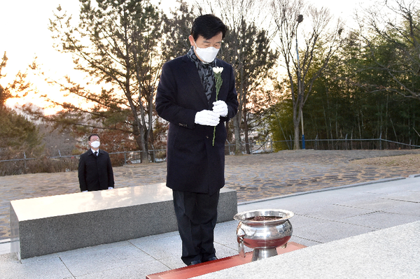 조규일 진주시장은 신축년 새해를 맞아 진주성 임진대첩 계사순의단과 진양호공원 내에 있는 충혼탑에서 신년 참배로 첫 업무를 시작했다. /ⓒ진주시