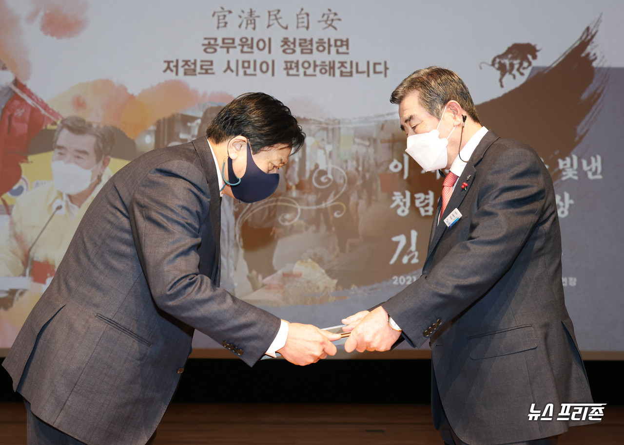 이 시대 한국을 빛낸 청렴인 대상 받는 김동일 시장(오른쪽).©보령시장