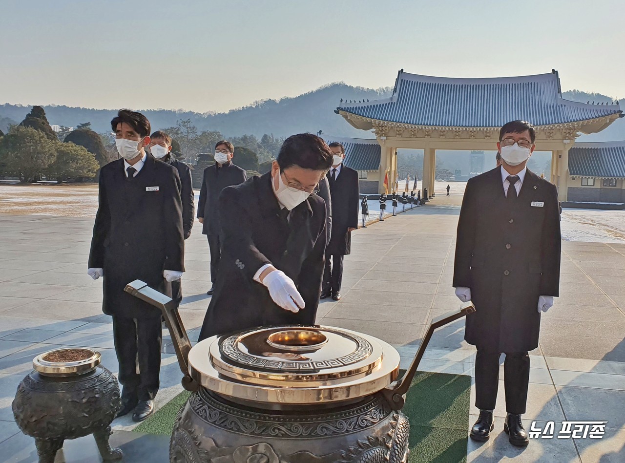 허태정 대전시장이 신축년(辛丑年) 새해를 맞아 4일 오전 10시 국립대전현충원을 찾아 헌화를 하고 순국선열을 기리는 참배를 위해 분향을 하고 있다./ⓒ이현식 기자