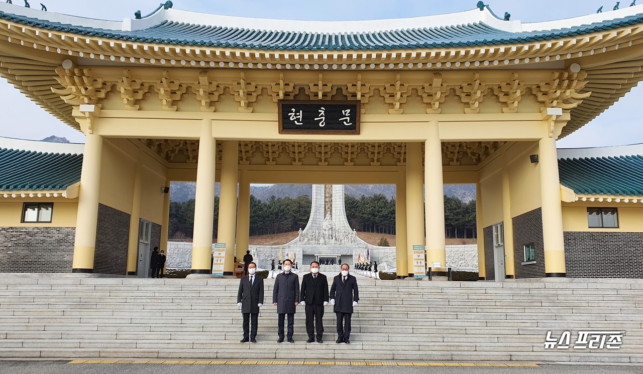 권중순 대전시의회 의장을 비롯한 시의회 의장단 등이 신축년(辛丑年) 새해를 맞아 4일 오전 국립대전현충원을 찾아 헌화를 하고 순국선열을 기리는 참배를 했다. 사진은 왼쪽부터 대전시의회 조성칠 부의장, 권중순 의장, 민태권 부의장, 윤종명 운영위원장이 현충문 앞에서 기념촬영을 하는 모습./ⓒ이현식 기자