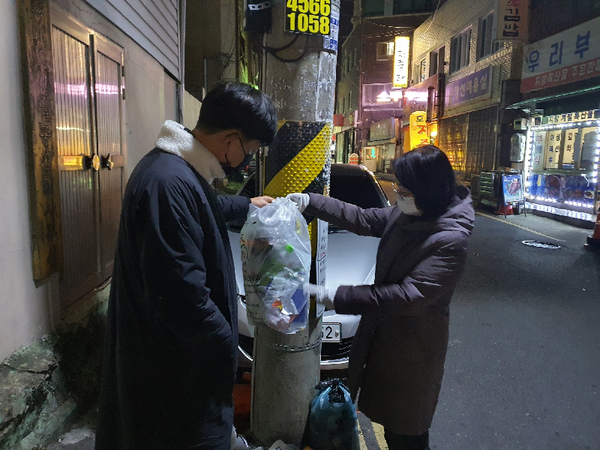 정혜란 창원시 제2부시장은  마산권역 재활용품 분리배출체계 변경에 따른 시민들의 분리배출 실태를 점검하기 위해 마산합포구 일원 현장을 점검했다./ⓒ창원시