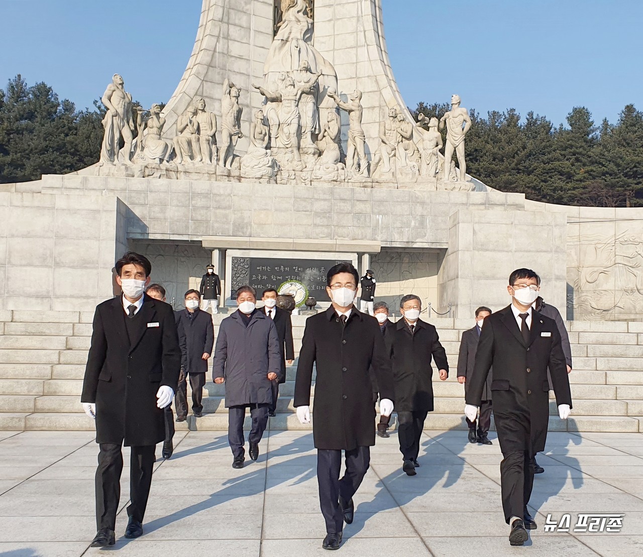 허태정 대전시장이 신축년(辛丑年) 새해를 맞아 4일 오전 10시 대전시 간부직원들과 함께 국립대전현충원을 찾아 순국선열을 기리는 참배를 마친 후 현충탑에서 걸어 나오고 있다./ⓒ이현식 기자