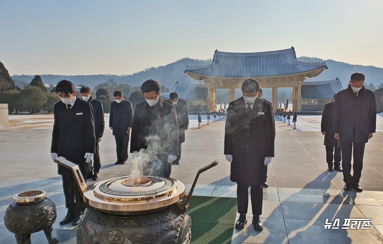 허태정 대전시장(왼쪽 두번째)은 신축년(辛丑年) 새해를 맞아 4일 오전 10시 국립대전현충원을 찾아 헌화를 하고 순국선열을 기리는 참배를 하고 있다./ⓒ이현식 기자