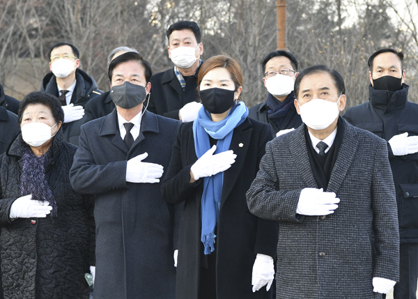 [포천=뉴스프리존]이건구기자=경기 포천시 박윤국시장과, 손세화 시의회의장, 최춘식국회의원 등 시 공직자들이 지난 1월 1일 청성문화체육공원 내 위치한 충혼탑을 찾아 조국을 위해 헌신하신 순국선열과 호국영령을 추념하는 참배를 시작으로 2021년 신축년 새해의 공식 업무활동을 재개했다./Ⓒ포천시의회