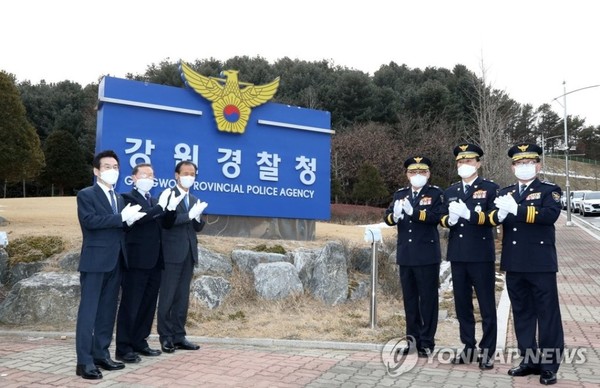 4일 오후 강원 춘천시 강원경찰청 정문에서 열린 개정 경찰법 시행에 따른 명칭 변경을 기념한 현판 교체식에서 김중석 자치분권위 자치제도분과위원장(왼쪽부터), 김순은 대통령소속 자치분권위원회 위원장, 최문순 도지사, 김규현 강원경찰청장 등이 제막한 뒤 기념촬영을 하고 있다.