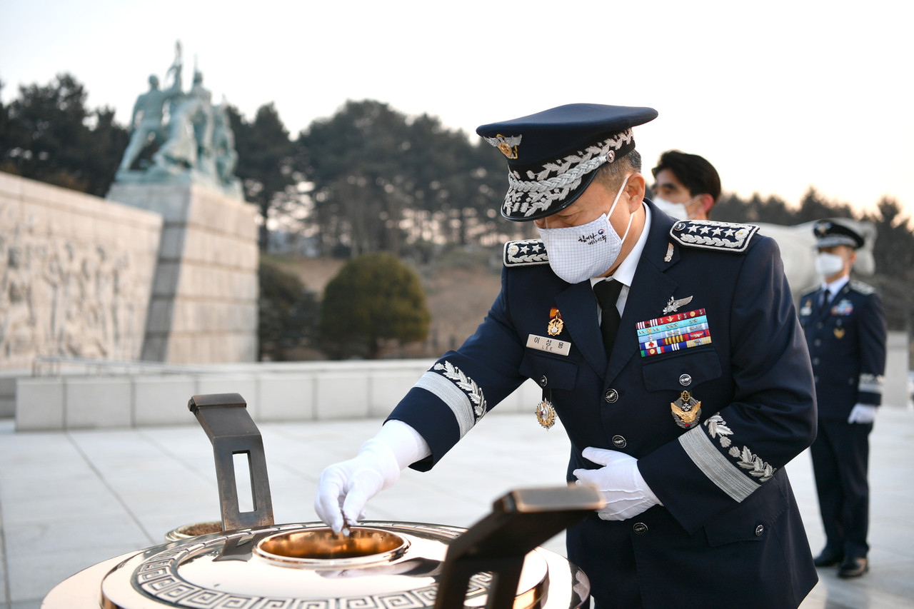 이성용 공군참모총장이 2021년 새해를 맞아 4일 오전 대전현충원에서 순국선열과 호국영령에게 헌화를 한 후 분향을 하고 있다./ⓒ공군