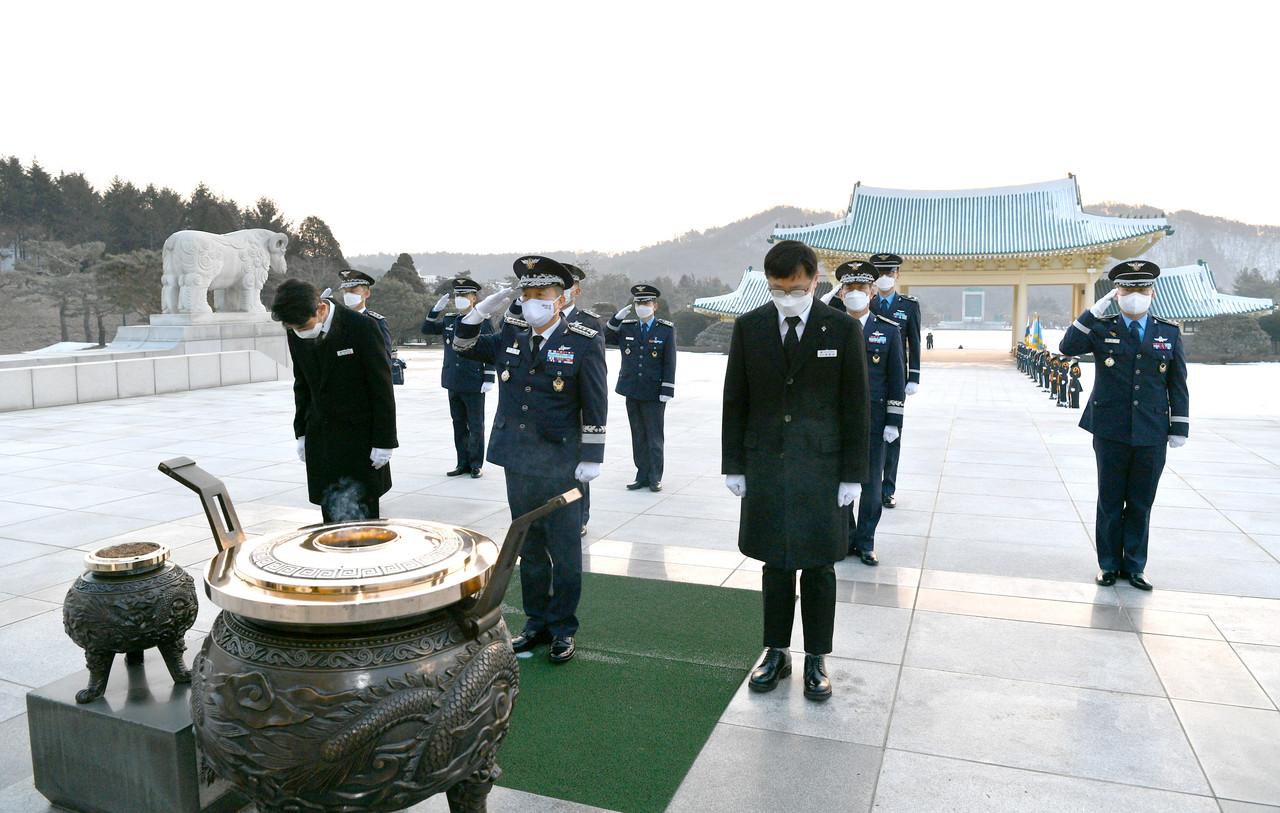 이성용 공군참모총장(앞줄 가운데)은 2021년 새해를 맞아 4일 오전 공군본부 지역 주요 지휘관ㆍ참모들과 함께 대전현충원을 찾아 순국선열과 호국영령들에게 경례를 하고 있다./ⓒ공군