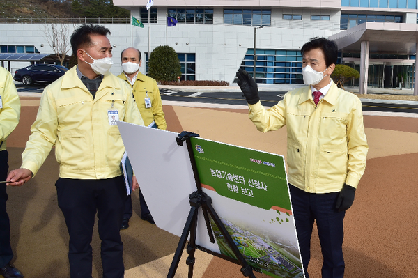 진주시는 농림축산식품부, 경상남도와 먹거리 선순환체계 구축을 위한 ‘먹거리 계획 협약’을 서면으로 체결했다.(조규일 진주시장이 신축 이전한 농업기술센터)/ⓒ진주시