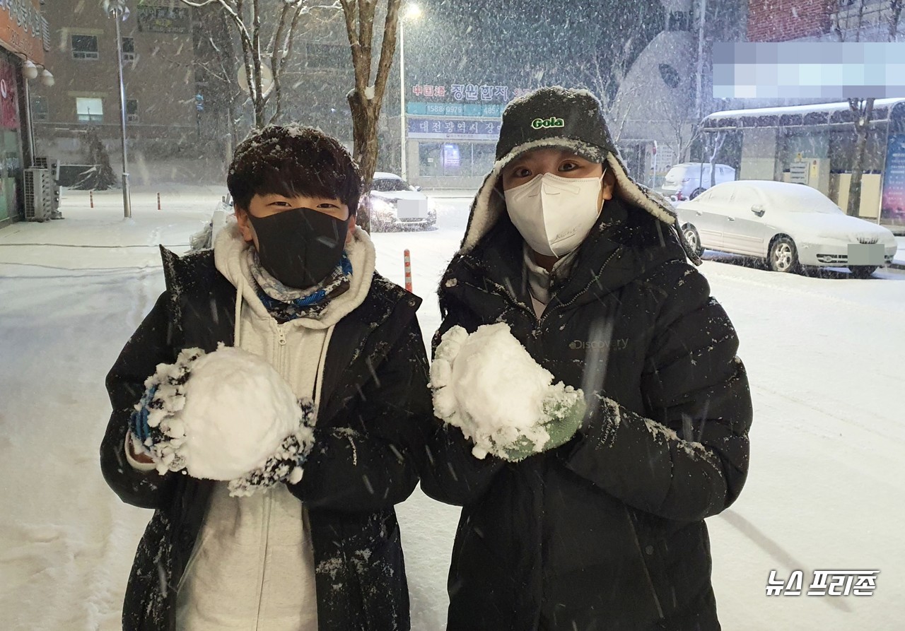 대전과 세종·충남 전역에 대설주의보와 한파특보가 동시에 내려진 6일 대전 유성구에 많은 눈이 내리고 있다. 사진은 이날 오후 11시쯤 유성 노은에 사는 남매인 누나 김채원양과 동생 김현세군이 한밤에 내리는 눈으로 눈사람을 만들며 행복한 추억을 만들고 있다./ⓒ이현식 기자