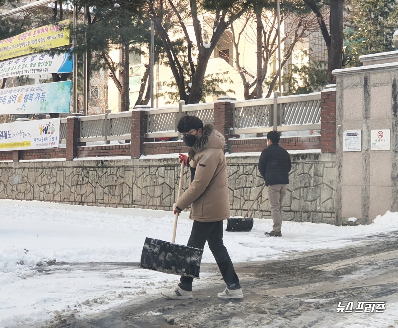 북극발 한파가 찾아 온 대전지역 아침 최저기온이 영하 -14도까지 떨어진 7일 오전 관공서가 밀집된 서구 둔산동에서 밤사이 내린 눈을 치우느라 공무원들이 분주히 움직이고 있다./ⓒ이현식 기자