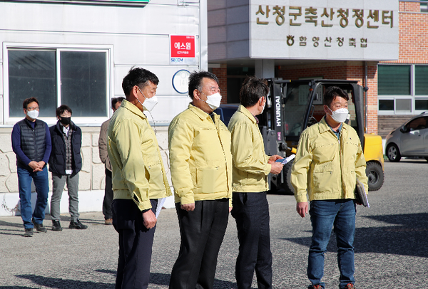 산청군은 권양근 부군수가 가축전염병 차단방역을 위한 거점소독시설인 산청군축산청정센터를 찾아 현장점검을 실시했다./ⓒ산청군