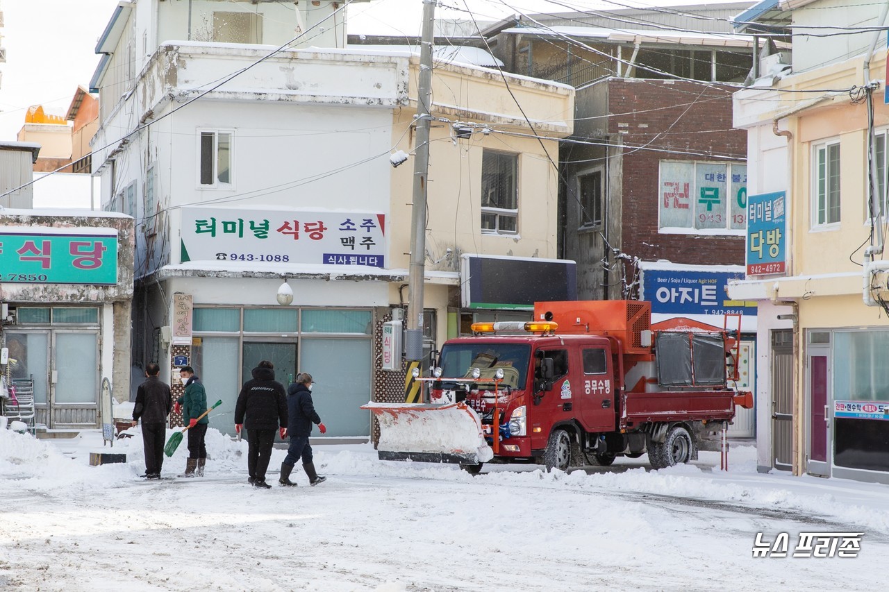 [청양=뉴스프리존]이진영 기자= 6일 밤부터 7일 새벽까지 충남 청양지역에 많은 눈이 내리자 청양군청 제설작업 차량이 시내 곳곳을 누비며 눈을 치우고 있다. 청양군은 전국에서 제설작업을 제일 잘한다는 평가를 받고 있는 가운데 청양군 도로를 운행하는 차량 운전자들로부터 칭송이 자자하다.Ⓒ청양군청