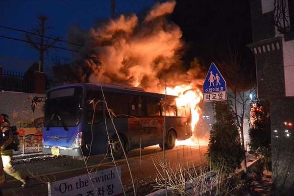 7일 오후 5시 52분쯤 충남 당진시 읍내동 당진초등학교 정문 앞 도로를 지나던 시내버스에서 불이 나 20여분만에 진화됐다./ⓒ당진소방서