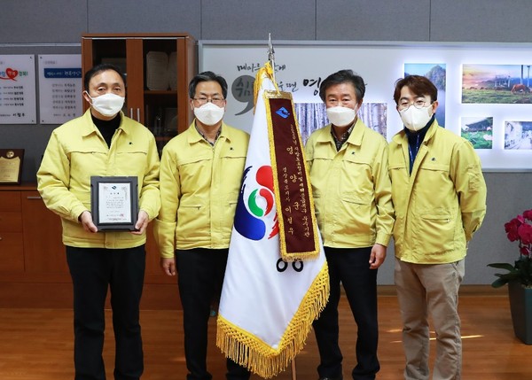 영양군이 2020년도 지방도 정비 및 재해복구 우수기관으로 선정되어 표창을 받았다/Ⓒ영양군