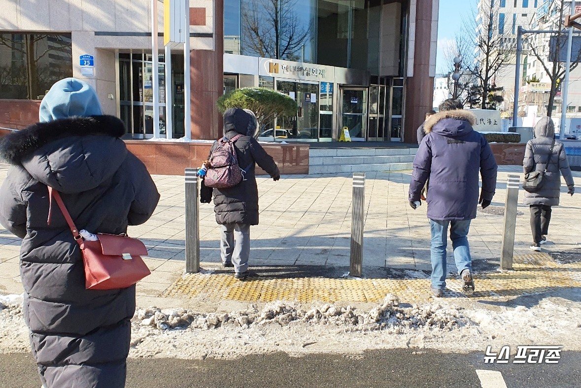 북극발 혹한 추위가 전국에 휘몰아치는 8일 한파특보가 대부분 지역에 발효된 가운데, 대전 아침 최저기온은 -17도로 올 겨울 가장 낮은 수은주를 기록했다. 이날 오후 1시쯤 낮기온 영하 -10도를 나타내는 가운데, 시민들이 모자달린 패딩이나 두터운 옷차림으로 바깥 활동을 하고 있다./ⓒ이현식 기자