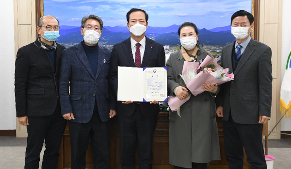 거창군은 농림축산식품부 주관 ‘2020년 친환경 농자재 사업 평가’에서 우수상을 받았다./ⓒ거창군