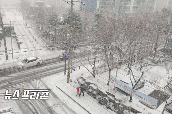 대설주의보가 발효된 경기도 구리시 인근 도로. 갑자기 쏱아지는 폭설로 인해  차량들이 서행하고 있으며, 인도 위 시민들도 조심스런 발길을 옮기고 있다./Ⓒ이건구기자