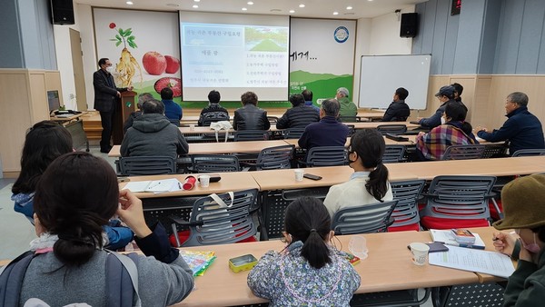 영주시 소백산 귀농드림타운에서 강의를 듣고있는 귀농인들/Ⓒ영주시