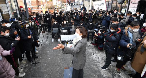 국민의힘 나경원 전 의원이 13일 서울 용산구 이태원동 먹자골목 인근에서 서울시장 보궐선거 출마 선언을 하고 있다. 사진/국회사진기자단