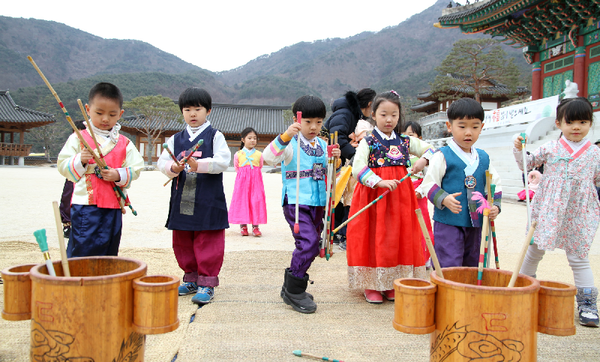 산청군은 자녀양육에 대한 경제적 부담을 완화하기 위해 관련 조례를 개정, 새해부터 출산장려금 지원을 확대 시행한다./ⓒ산청군