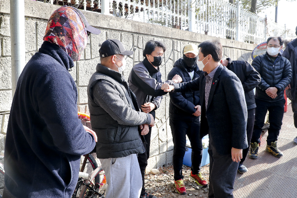 문준희 합천군수가 북극발 한파 속에서도 야외에서 본연의 업무를 묵묵히 수행하는 현장근무자의 작업장을 찾아 현장을 점검하고 관계자들을 격려했다./ⓒ합천군