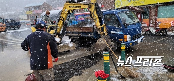 수도관 동파 복구 작업 장면.Ⓒ보령시청