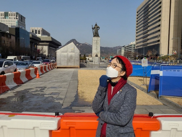 서울시장 재보궐선거 출마를 선언한 김진애 열린민주당 의원은 15일 기자회견에서 국민의힘-국민의당 후보들이 내놓는 공약에 대해 "대부분 아파트 몇십만 호 짓겠다는 공약과 조세정책-금융정책-도시개발 정책 등 규제 해제를 내건다. 당장 표심 잡자는 행태가 정말 무책임하다. 부끄러운 줄도 모른다"고 꾸짖었다. / ⓒ 김진애 의원 페이스북