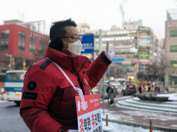 경기도의원 구리시제1선거구 보궐선거에 출사표를 던진 국민의힘 백현종 예비후보가 출퇴근길 시민들을 대상으로 선거활동을 펼치고 있다./Ⓒ백현종선거캠프