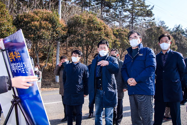 장충남 남해군수가 남해군 서면 남해~여수 해저터널 건설예정지에서 김정호 국회의원에게 사업 전반에 대한 현황 설명을 하고 있다./ⓒ남해군