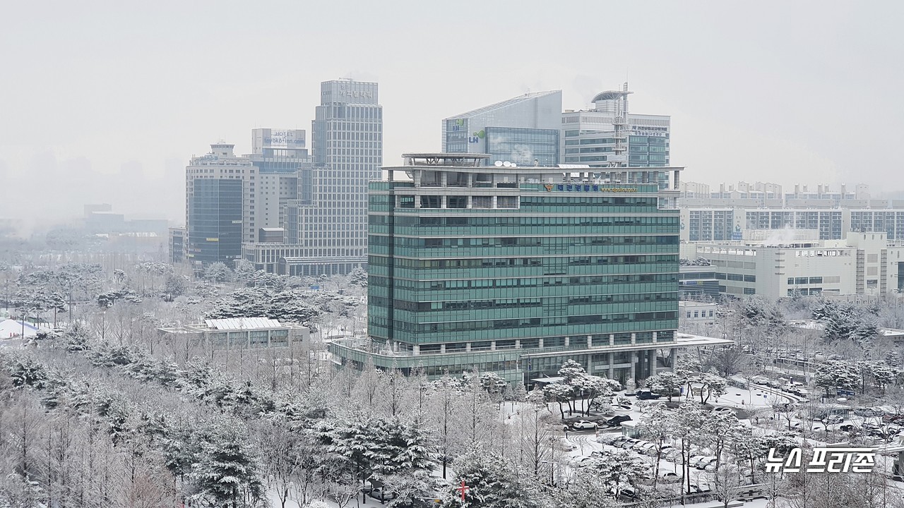 대전·세종·충남지역에 대설주의보가 내려진 18일 오전 대전 서구 둔산동 부근에는 공원과 주차장이 짧은 시간 굵게 내린 눈으로 눈쌓인 겨울 풍경을 연출하고 있다./ⓒ이현식 기자