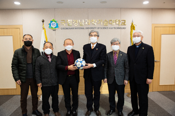 박항서 베트남 축구국가대표 감독이 국립 경남과학기술대학교를 방문했다. /ⓒ국립 경남과학기술대학교