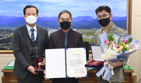 거창군은 18일 故김수한 하사의 유족인 김정락․김정태씨에게 화랑무공훈장을 전수했다./ⓒ거창군